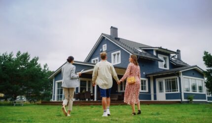 Couples seeing house